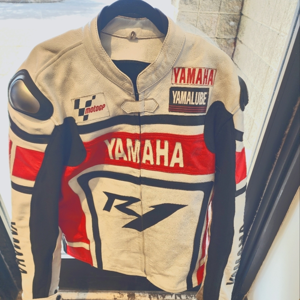 Yamaha R1 Racing Motorbike Leather Jacket In Pure Cow Hide/5 Ce Approved Armours
